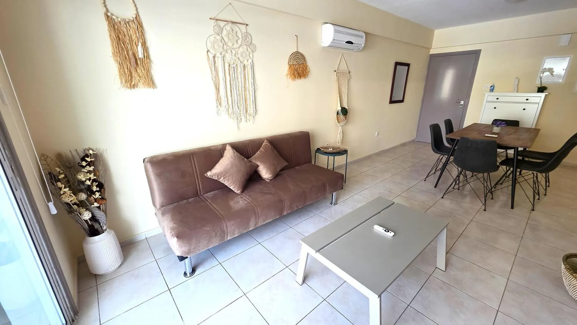 Stylish 2Br Apartment With Balcony & Wi-Fi Larnaca