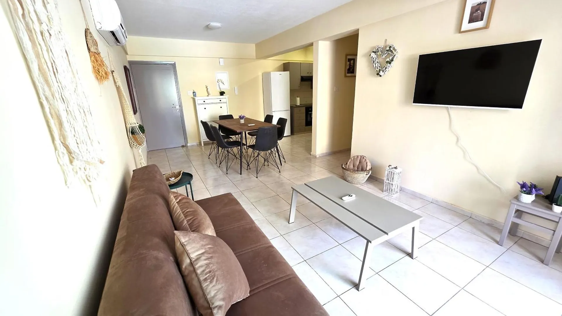 Stylish 2Br Apartment With Balcony & Wi-Fi Larnaca