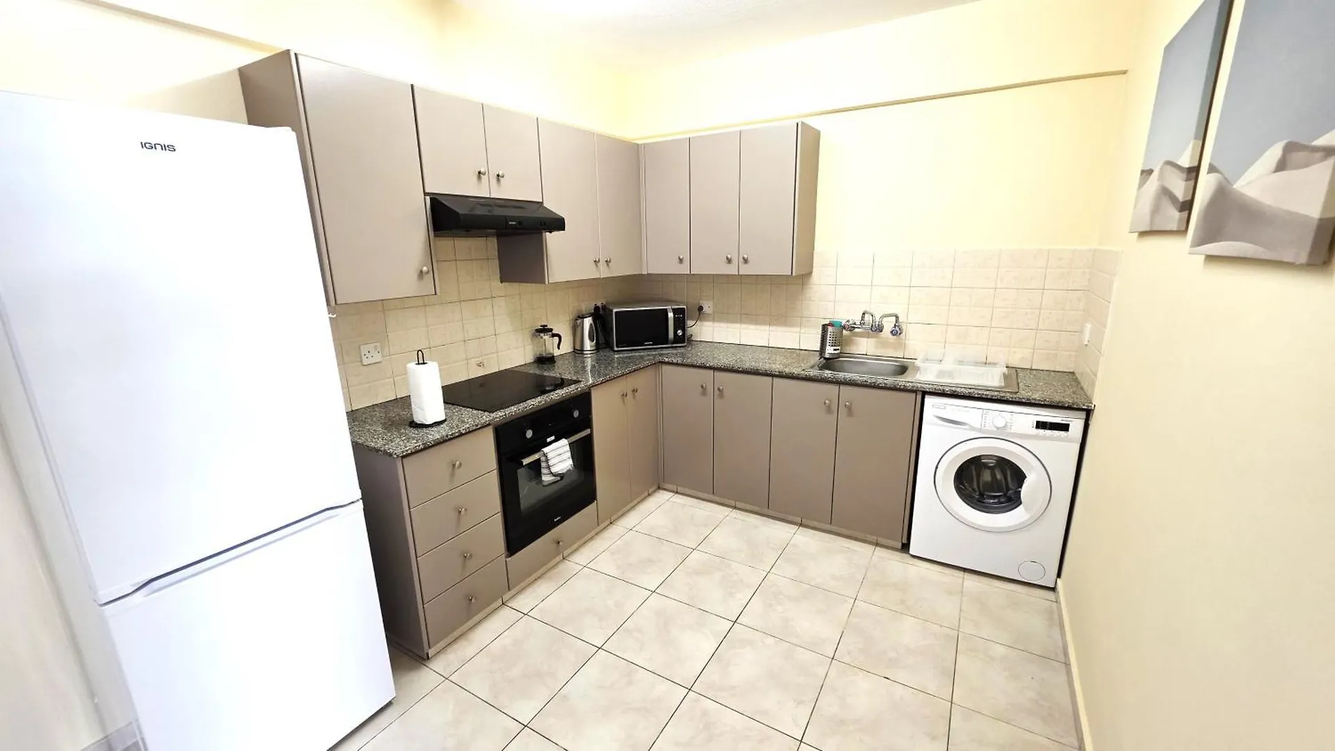 Stylish 2Br Apartment With Balcony & Wi-Fi Larnaca
